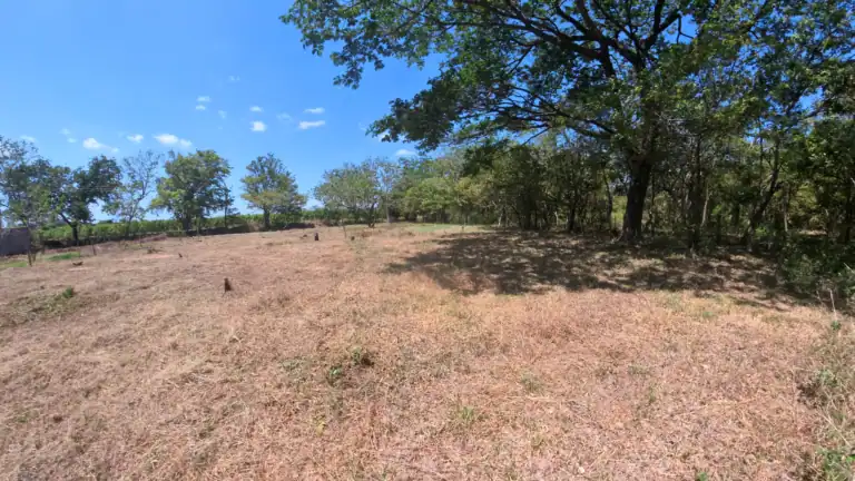 Lote residencial de 861 m² en Liberia, Guanacaste. Acceso por servidumbre privada, rodeado de naturaleza y a minutos del centro de la ciudad.
