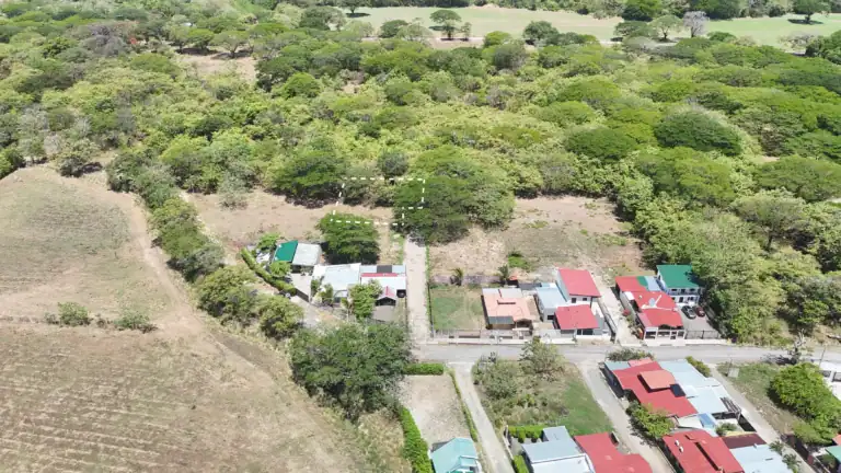 Lote residencial de 861 m² en Liberia, Guanacaste. Acceso por servidumbre privada, rodeado de naturaleza y a minutos del centro de la ciudad.