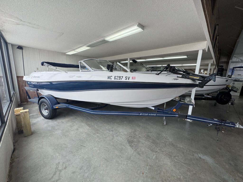 Four Winns Horizon 203 boat at Hall's Sport Center.