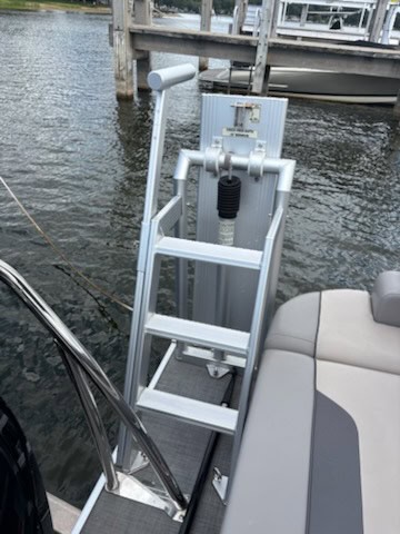 VECTRA 23 boat dock with docking system at Hall's Sport Center.
