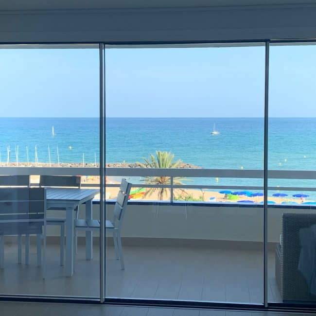 Ventanales de aluminio con vistas al mar en reforma integral en Barcelona.