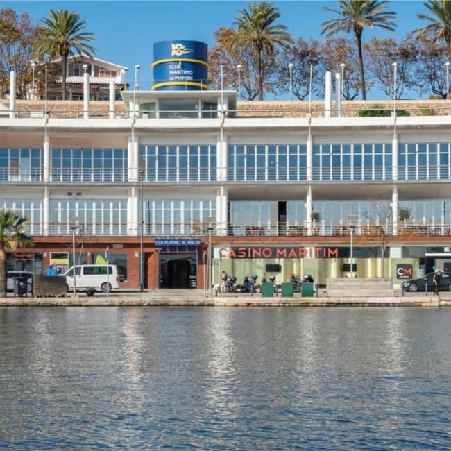 Puente moderno en Mahón, edificio de reformas y construcción para el mar y ocio.