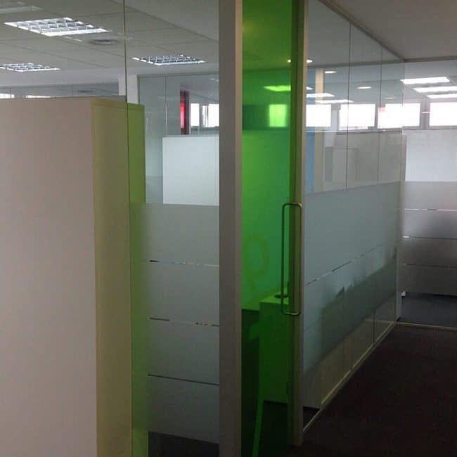 Puertas correderas de oficina con cristales decorativos y colores modernos.