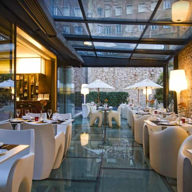 Moderno restaurante con reforma integral en Barcelona, estilo contemporáneo y ambiente elegante.