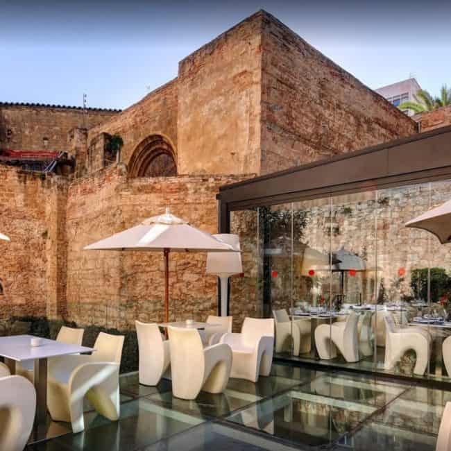 Modernización de térrace con cristaleras en reformas de restaurantes en Valencia.