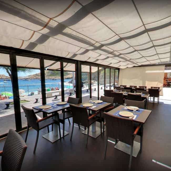 Amplia reforma de restaurante con vistas al mar, ideal para experiencias gastronómicas en la playa.
