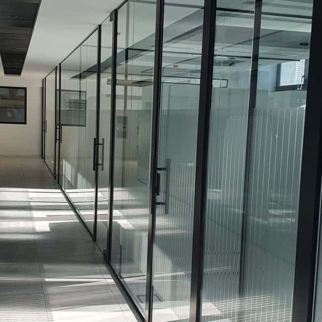 Puerta de vidrio corredera para oficinas moderna y de alta calidad.