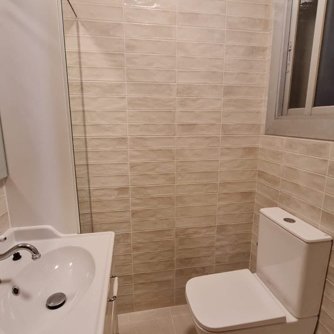 Reforma de baño con azulejos beige, inodoro y lavabo modernos por Hamerman Reformas.
