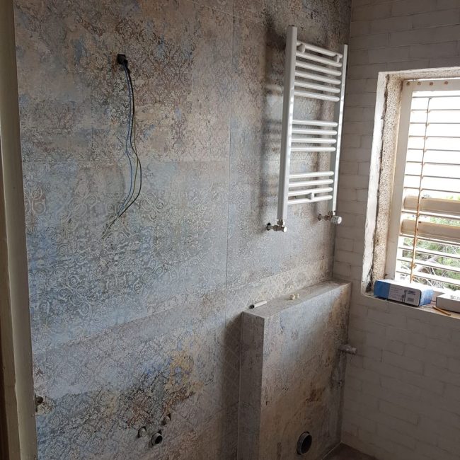 Reformas de baño y instalación de elementos de calefacción, en obra en proceso.