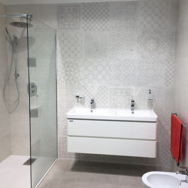 Reforma de baño moderna con ducha y lavabo de diseño en reformas integrales.