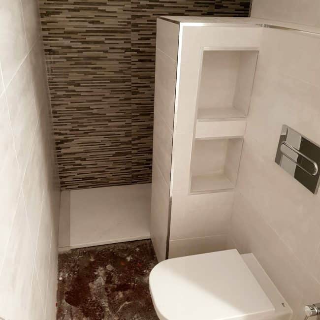 Renovación de baño con azulejos modernos y sanitarios de alta calidad.