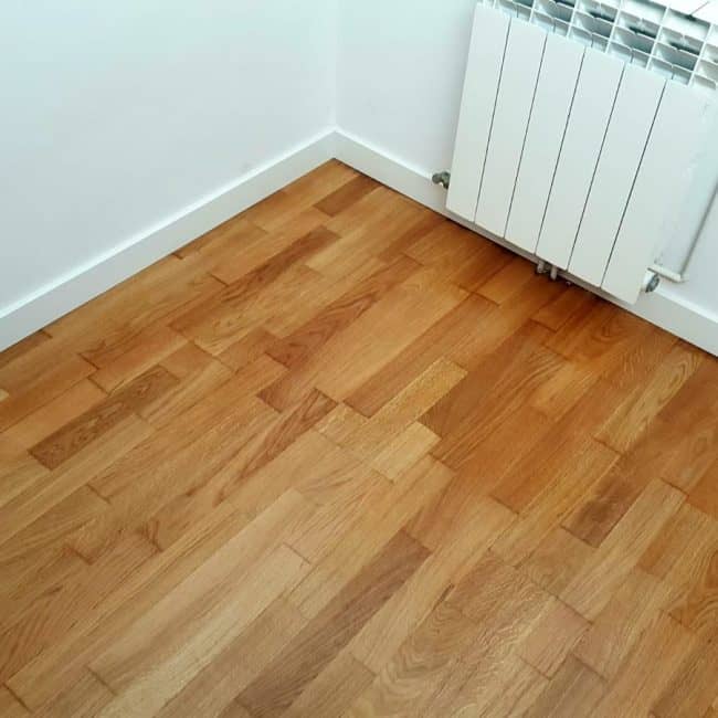 Piso de madera en interior reformado por Hammerman Reformas.