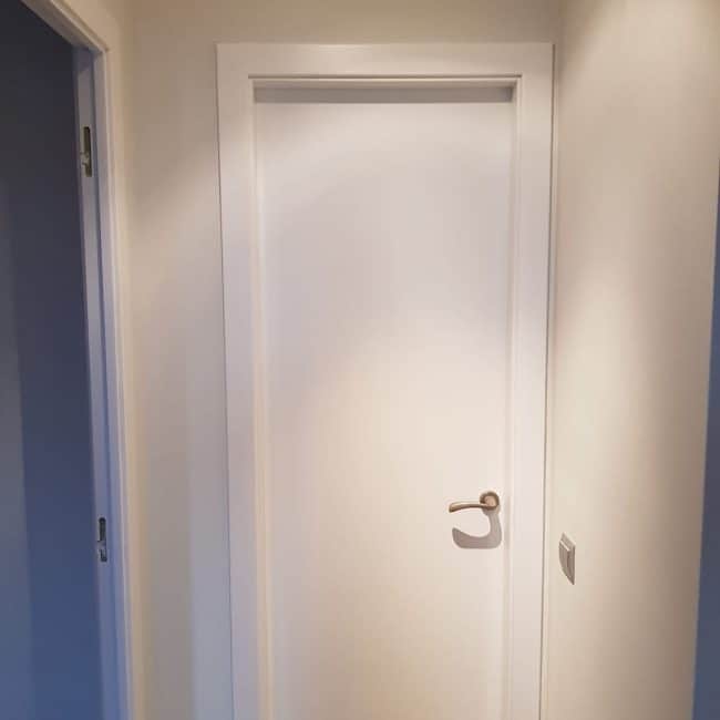 Puerta interior moderna en color blanco, reformas integrales de hogares.