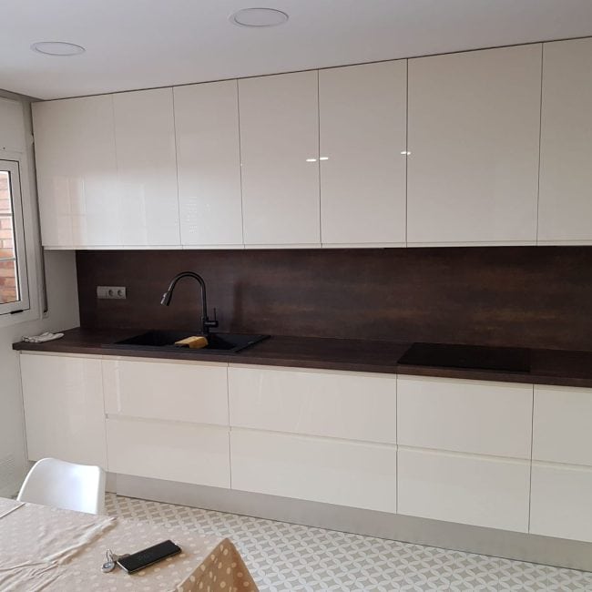 Reforma integral de cocina moderna con armarios blanco y encimeras de madera, proyectos de reformas en vivienda en Madrid.