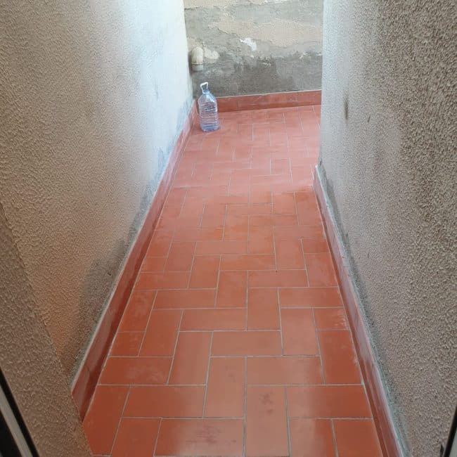 Revestimiento de suelo de baldosas porcelánicas en terraza.