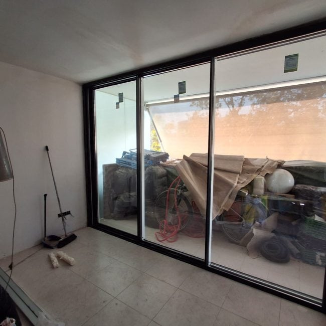 Puerta corredera de aluminio para reformas y ampliaciones de viviendas en Madrid.