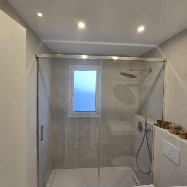 Reformas de baños y obras de baño modernas en Madrid. Calidad y profesionalidad en reformas integrales.