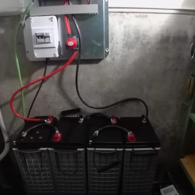 Baterías de energía con sistema de carga conectado en taller de reformas y reformas integrales.