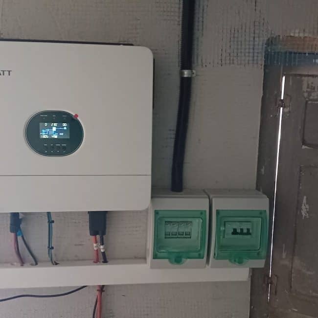 Inversor de energía solar Growatt instalado en una pared.