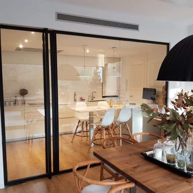 Puerta corredera de cristal para comedor y cocina, diseño moderno y funcional.