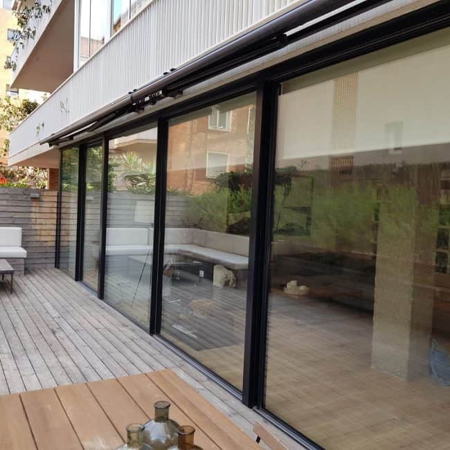 Puertas correderas de vidrio con aislamiento térmico y acústico para terrazas modernas.