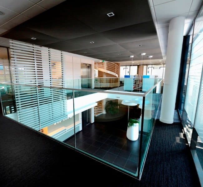 Moderno espacio de oficina con reformas integrales y diseño interior innovador.