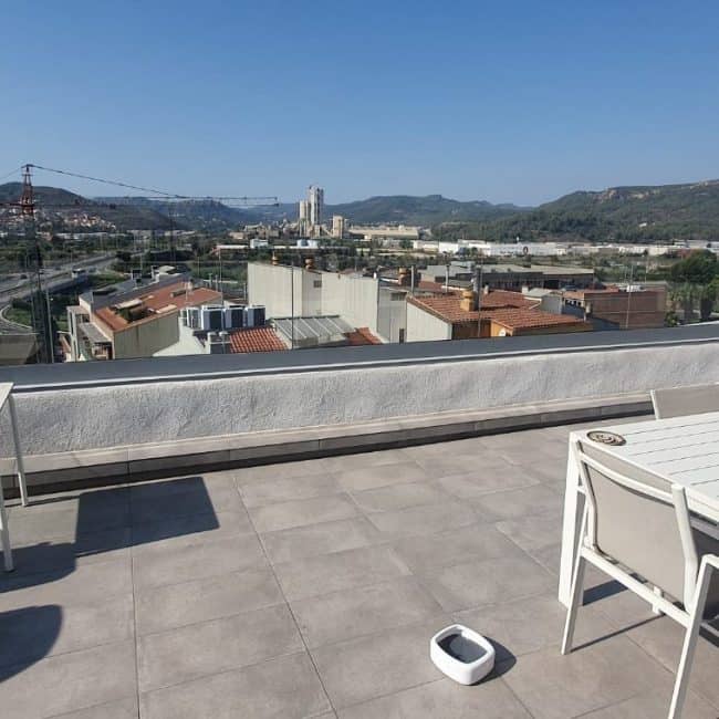 Amplia terraza con vista panorámica en Barcelona, ideal para reformas y diseño de exteriores.