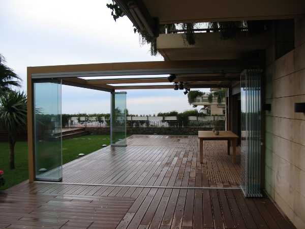 Puerta corredera de vidrio para terraza, reforma de espacios exteriores, carpintería de aluminio y cerramientos.