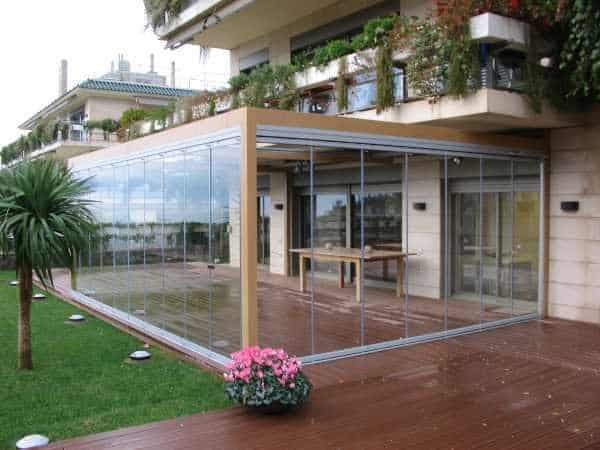 Puerta de cristal corredera para ampliación de viviendas y terrazas modernas.