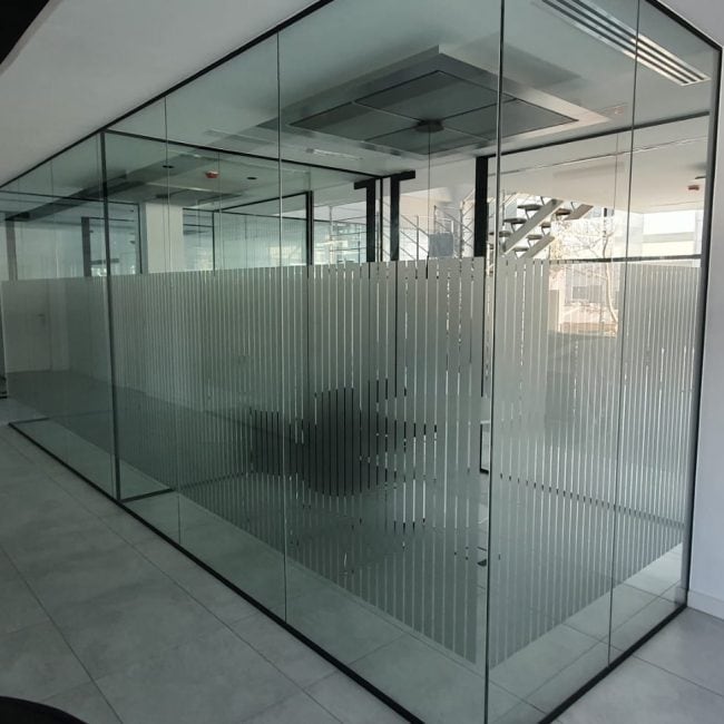 Puertas de vidrio templado para oficinas, reforma y diseño moderna, Hammerman Reformas.