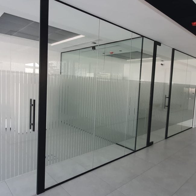 Puertas de oficina con cristales y acabado en negro, espacio moderno y elegante para empresas.