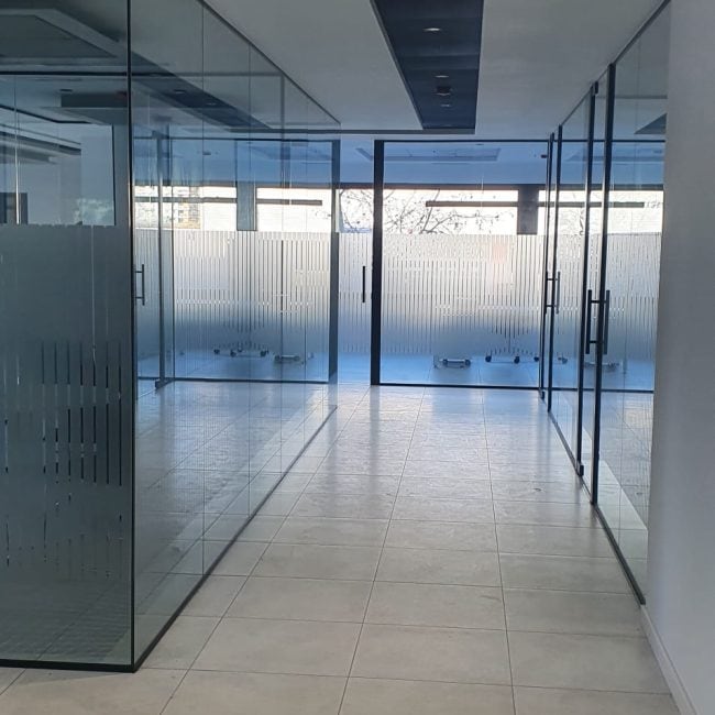 Puertas de vidrio templado para oficinas modernas y reformas integrales.