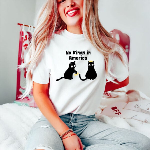 Playful-Anti-Authority-Shirt,-No-Kings-In-America-Funny-Black-Cat-Tee