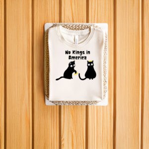 Playful-Anti-Authority-Shirt,-No-Kings-In-America-Funny-Black-Cat-Tee-us