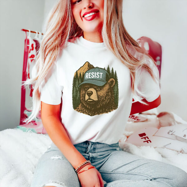 Smokey-the-Bear-Inspired-Political-Protest-Tee,-Resist-Bear-T-Shirt