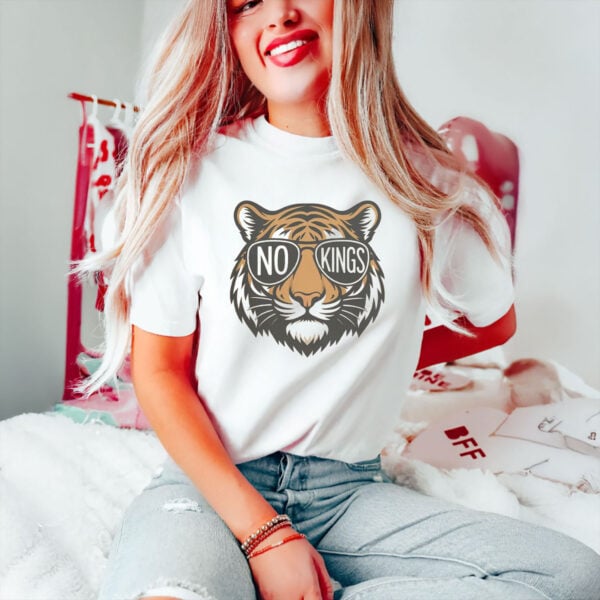 Vintage-Style-Political-Graphic-Tee,-No-Kings-Anti-Trump-Retro-Tiger-Shirt