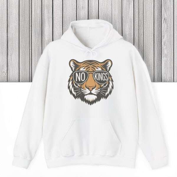 Vintage-Style-Political-Graphic-Tee,-No-Kings-Anti-Trump-Retro-Tiger-Shirts