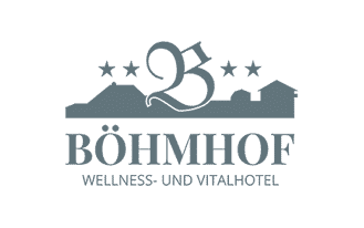 Böhmhof Das Logo des BÖHMHOF Wellness- und Vitalhotels zeigt den stilisierten Buchstaben B mit drei Sternen darüber sowie die Silhouetten eines Hauses und eines Berges. Der Schriftzug BÖHMHOF ist deutlich darunter zu sehen, darunter WELLNESS- UND VITALHOTEL.