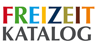 FK-Logo Das Bild zeigt den Schriftzug FREIZEIT KATALOG, wobei jeder Buchstabe von FREIZEIT eine andere Farbe hat: Rot, Grün, Blau, Gelb, Dunkelblau und Braun. KATALOG ist grau.