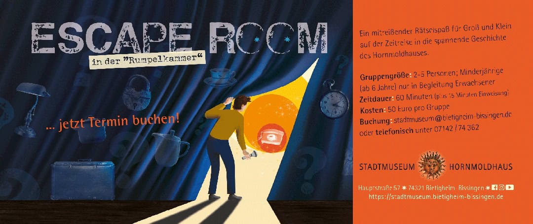 Illustration einer Escape Room-Werbung. Eine Person mit einer Taschenlampe öffnet einen Vorhang und gibt den Blick auf eine Uhr, ein Puzzleteil, einen Kompass und einen Koffer frei. Der Text enthält Buchungsinformationen und das Logo des Stadtmuseums Hornmoldhaus.