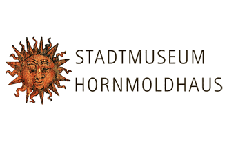 Logo mit einer stilisierten Sonne mit menschlichem Gesicht links und dem Text „Stadtmuseum Hornmoldhaus“ rechts. Die Sonne ist orange und braun, der Text ist in Großbuchstaben.