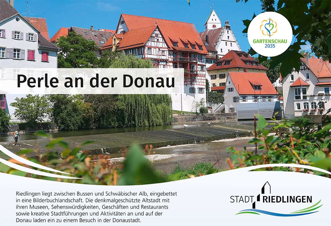RiedlingenCard+Gartenschau_1080x Ein malerischer Blick auf Riedlingen mit seinen traditionellen Gebäuden an der Donau. Darüber liegt ein Banner mit der Aufschrift „Perle an der Donau“, zusätzlichem Text zu den Sehenswürdigkeiten der Stadt und dem Logo der Gartenschau 2035.