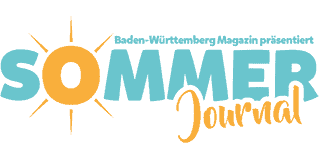 SommerJournal Logo Das Logo zeigt den Schriftzug „Sommer Journal“ mit einem Sonnensymbol. „Sommer“ steht in großen blauen Buchstaben, wobei die Sonne im O enthalten ist, während „Journal“ in kleinerer, orangefarbener Schreibschrift geschrieben ist.