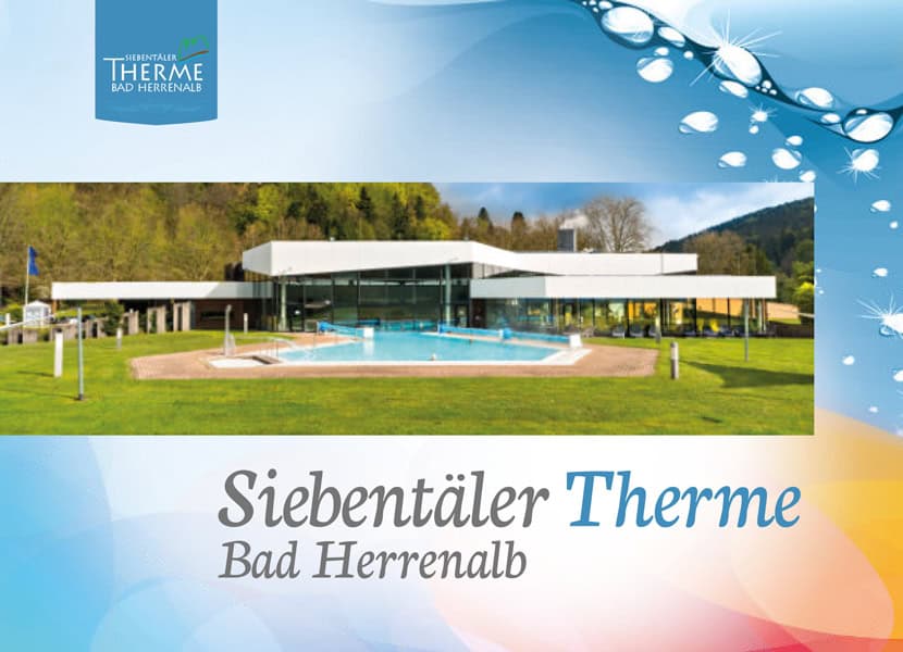 Titel-SiebentaelerTherme_Imagebroschuere_September2022-1 Ein modernes Glasgebäude beherbergt die Siebentäler Therme in Bad Herrenalb. Umgeben von grünen Wiesen und baumbewachsenen Hügeln. Ein Becken glitzert unter einem leicht bewölkten Himmel, während in den Bildecken Blasen und ein blaues Logo zu sehen sind.