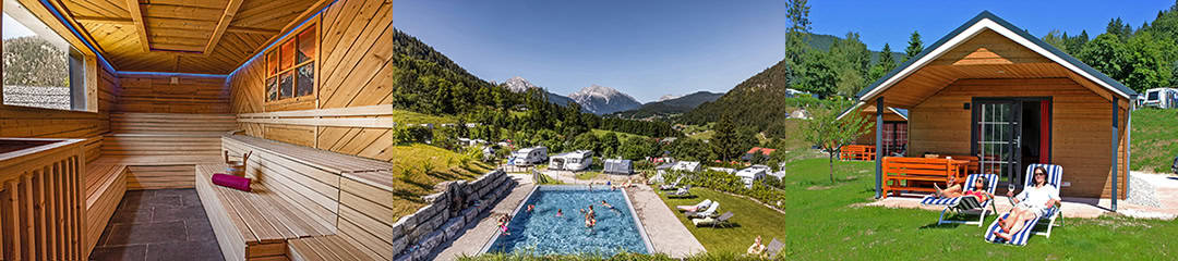 allweg_3er-Bildkombi_1080 Teilbild: Links eine Holzsauna mit Bänken und Handtuch. In der Mitte ein Außenpool mit schwimmenden Personen, umgeben von Liegestühlen, Wohnwagen und einer Berglandschaft. Rechts eine Holzhütte mit Picknicktisch und Stühlen auf einer Rasenfläche.