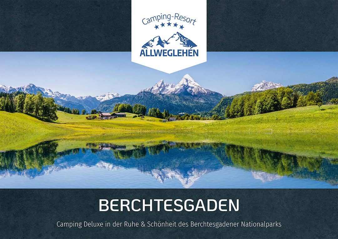 allweglehen-Prospekt-Titel_1080 Eine ruhige Landschaft mit einem ruhigen See, in dem sich schneebedeckte Berge und üppig grüne Hügel unter einem klaren blauen Himmel spiegeln. Der Text lautet „Camping-Resort Allweglehen“ mit Sternen darüber und Berchtesgaden darunter, was die Schönheit des Nationalparks hervorhebt.