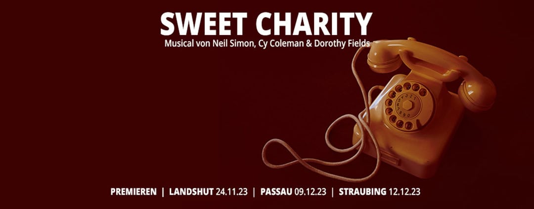 sweet_1080 Vor einem dunkelrotbraunen Hintergrund steht ein altes Wählscheibentelefon. Über dem Telefon steht „Sweet Charity“ mit Details zu den Machern des Musicals und den Premierenterminen in Landshut, Passau und Straubing.