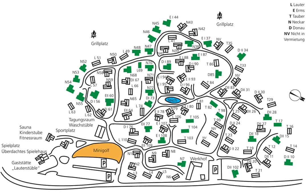 Lageplan_1080 Campingplatzplan mit Zelt- und Wohnwagensymbolen, die Stellplätze kennzeichnen. Wege schlängeln sich durch das Gelände. Zur Ausstattung gehören Minigolf, Sauna, Spielplatz, Grillplätze, Vermietung und verschiedene Einrichtungen. Legende und Kompass sind sichtbar.