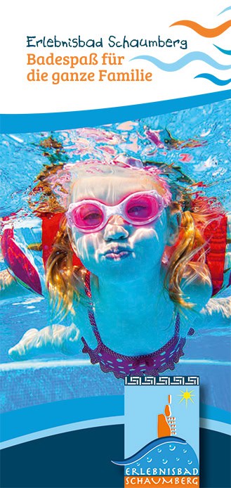 Flyer_Erlebnisbad-Schaumberg_Titel Ein Kind mit rosa Schwimmbrille und rotem Badeanzug schwimmt lächelnd in einem Pool unter Wasser. Der obere Text lautet „Erlebnisbad Schaumburg – Badespaß für die ganze Familie“ und zeigt unten ein Logo mit einem Sonnen- und Wassermotiv.