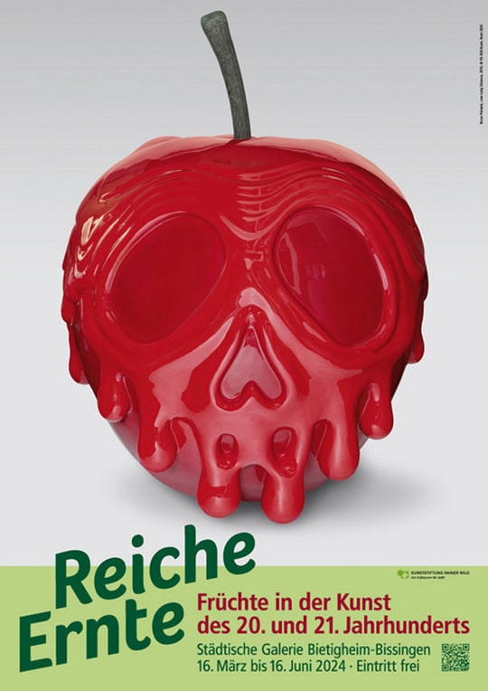 Auf seiner Oberfläche tropft ein glänzender Apfel mit einem Totenkopfgesicht. Der folgende Text lautet: Reiche Ernte – Früchte in der Kunst des 20. und 21. Jahrhunderts, gefolgt von Details einer Kunstausstellung in der Städtischen Galerie Bietigheim-Bissingen vom 16. März 2023 bis 16. Juni 2024.